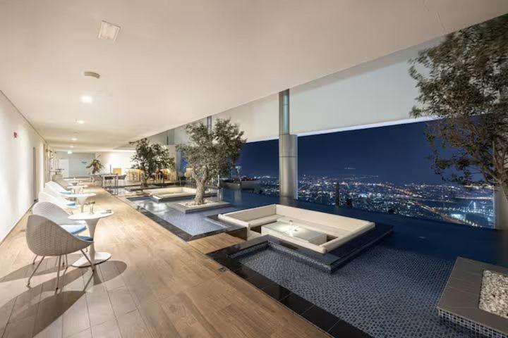 Spectacular 2 Bed Downtown I Highest Infiniti Pool * Dubai