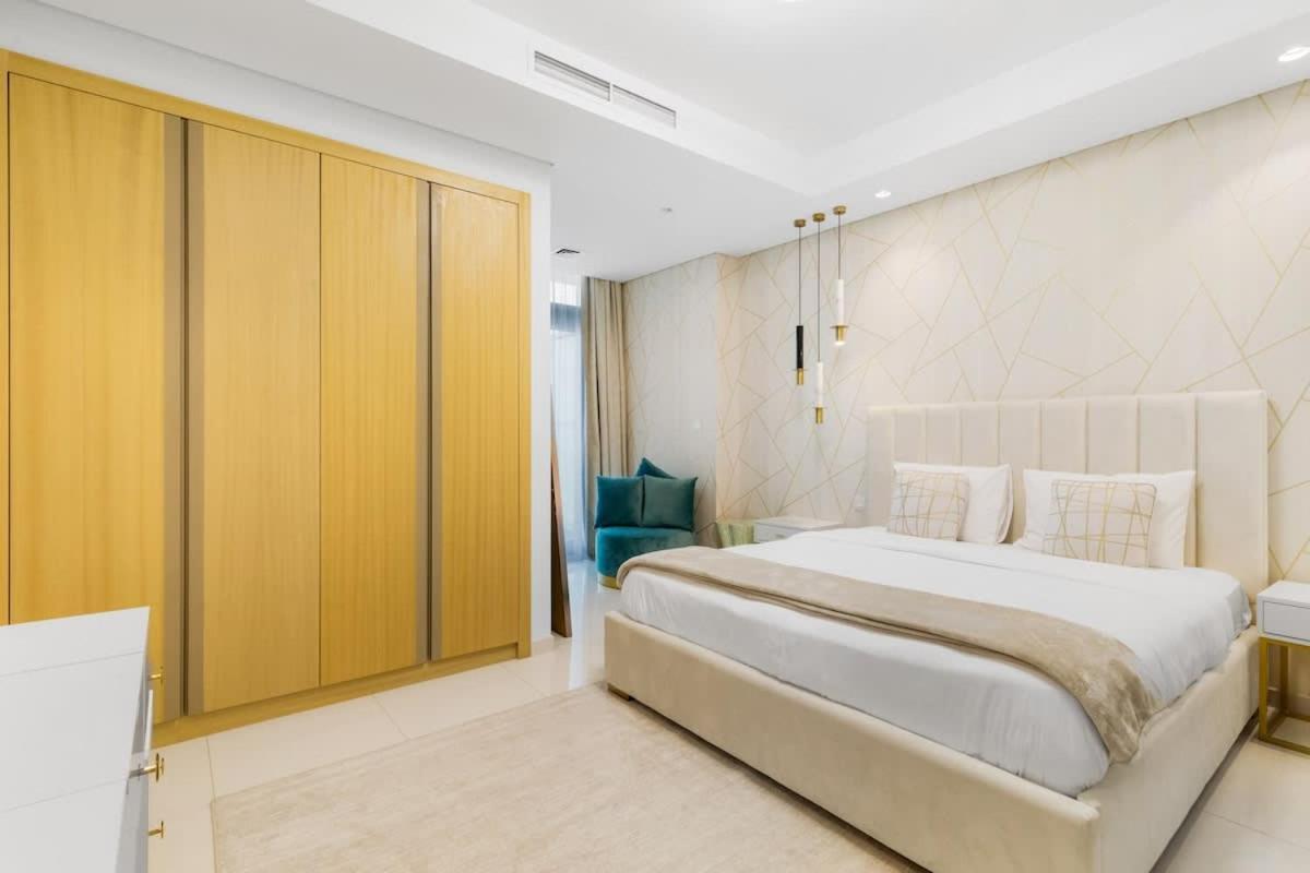 Spectacular 2 Bed Downtown I Highest Infiniti Pool Dubai