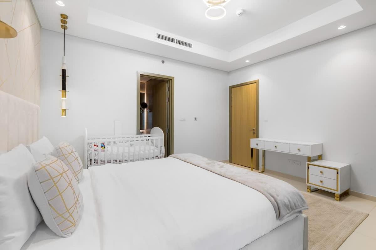 Spectacular 2 Bed Downtown I Highest Infiniti Pool Apartment *