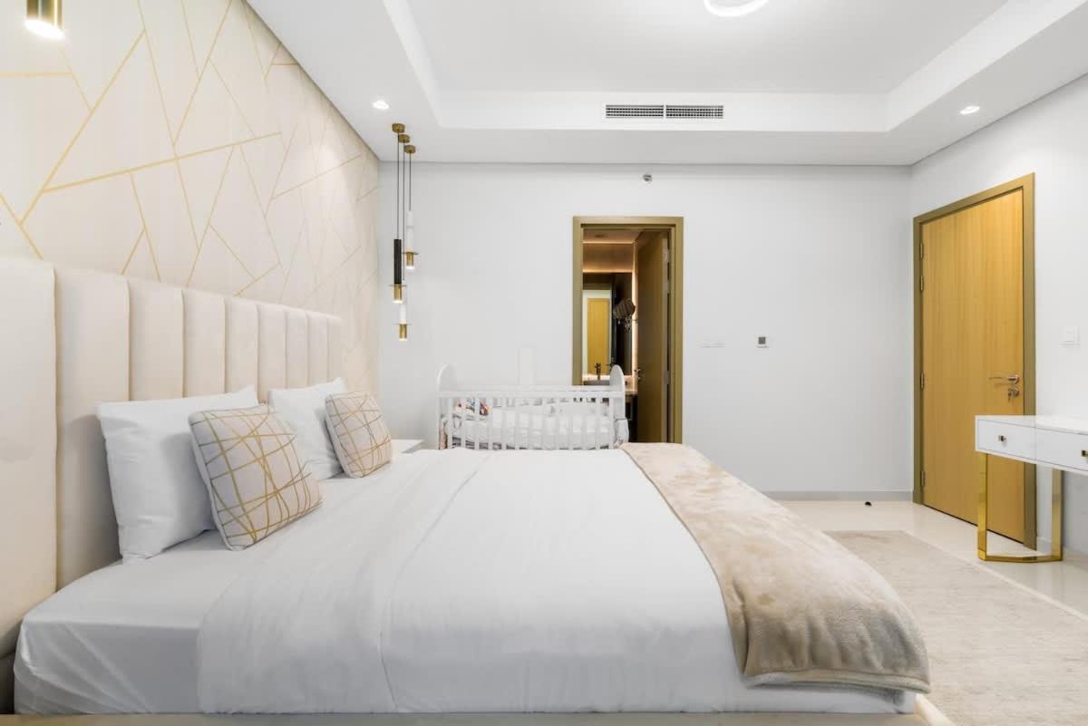 Spectacular 2 Bed Downtown I Highest Infiniti Pool * Dubai