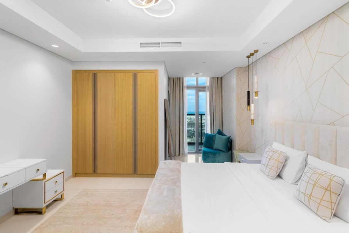 Spectacular 2 Bed Downtown I Highest Infiniti Pool Apartment