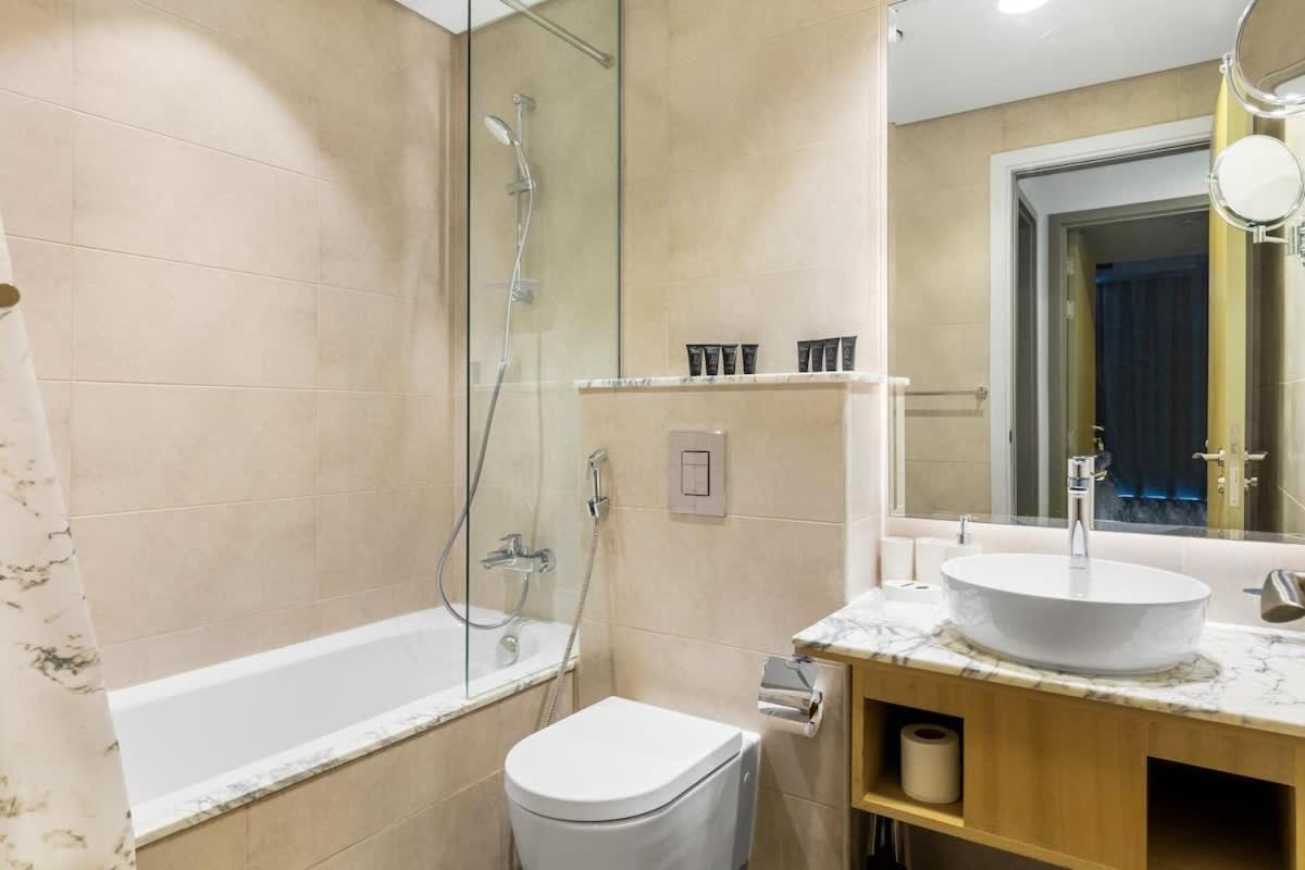 Spectacular 2 Bed Downtown I Highest Infiniti Pool Apartment *