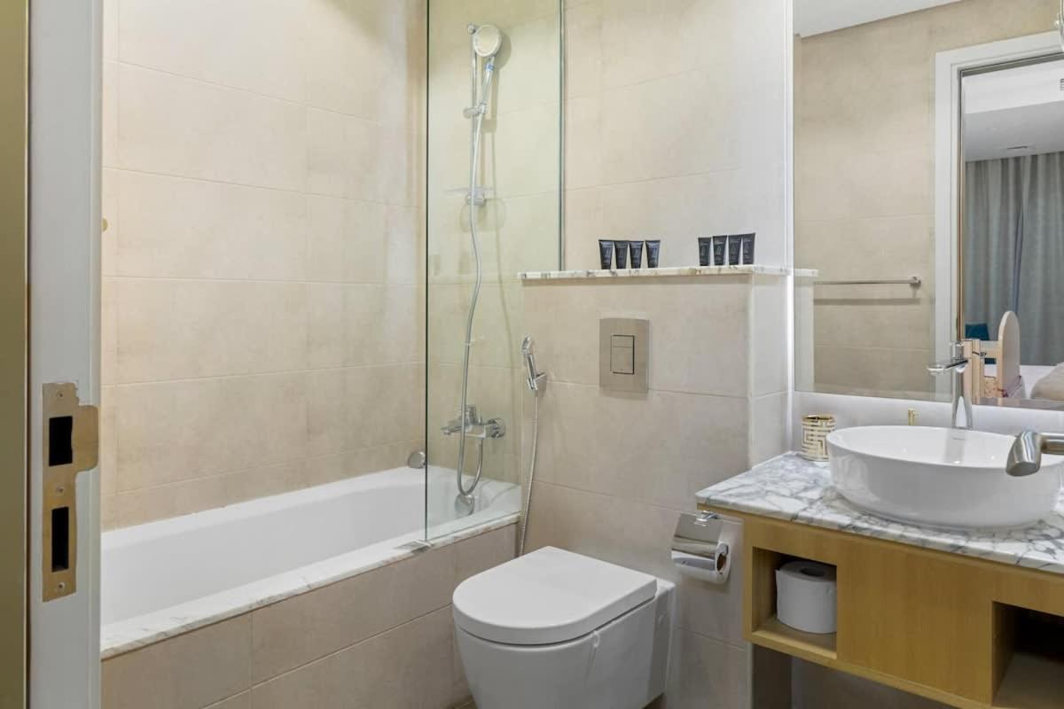 Spectacular 2 Bed Downtown I Highest Infiniti Pool Apartment Dubai