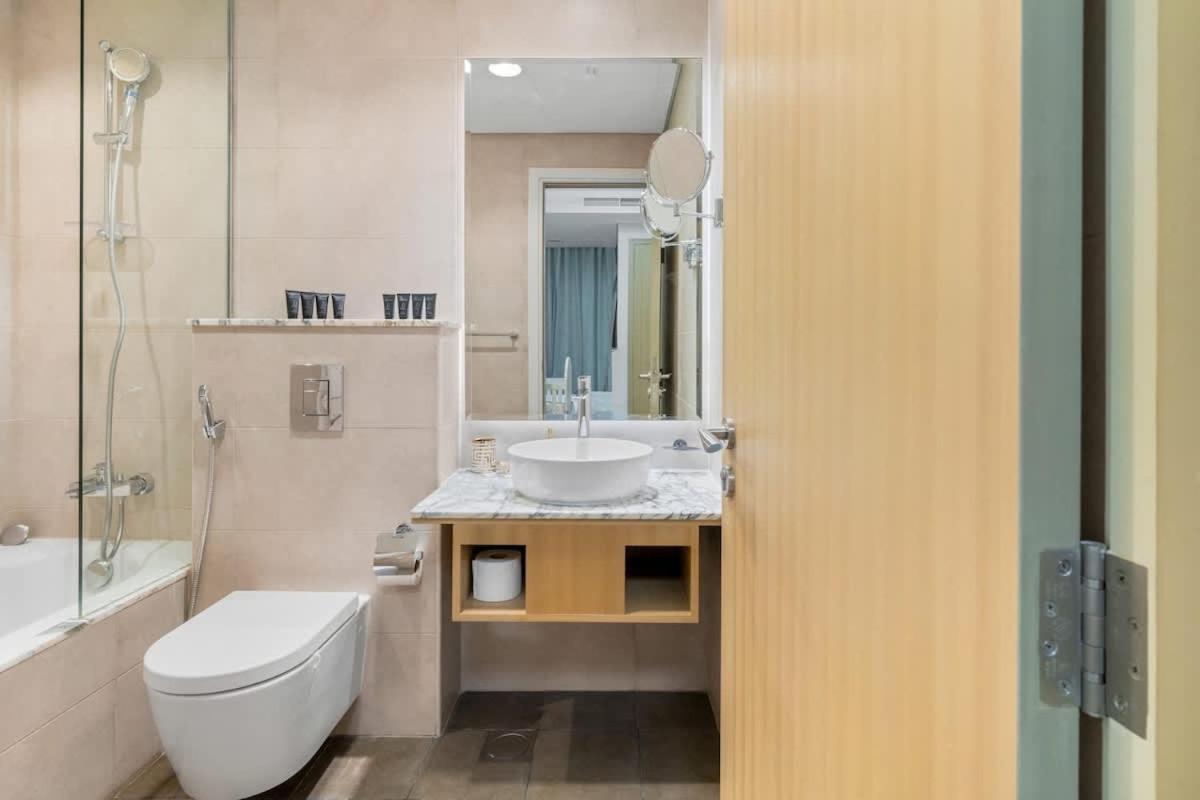 Spectacular 2 Bed Downtown I Highest Infiniti Pool Apartment