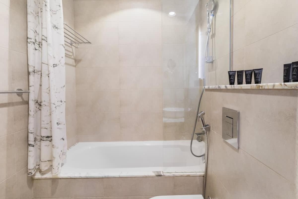 Apartment Spectacular 2 Bed Downtown I Highest Infiniti Pool